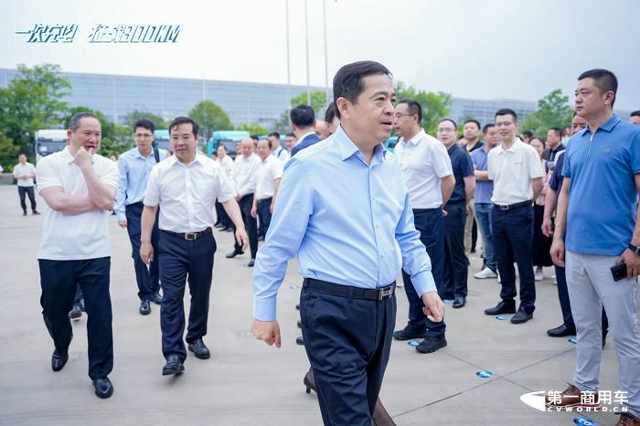 6月6日，“一次充电，征战800KM”，三一魔塔1165电动牵引车道路首航正式发车。