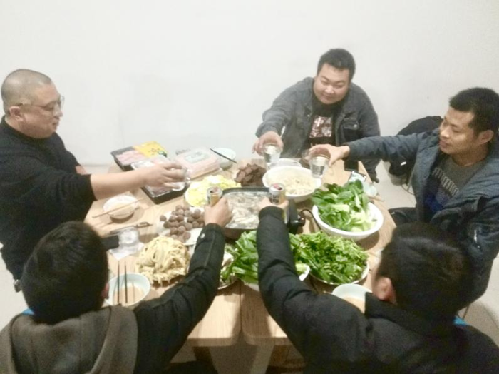 “聚餐狂魔”当站长 红岩驿站让在途卡友一路有家4.png