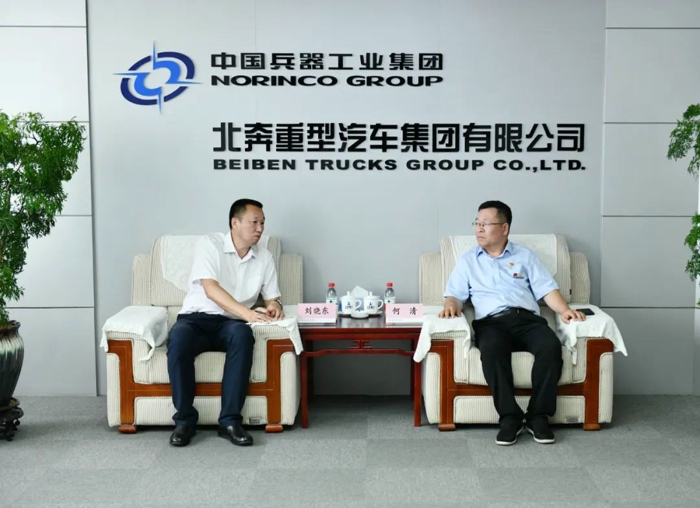 长春一东公司总经理刘晓东来北奔重汽交流洽谈11.jpg