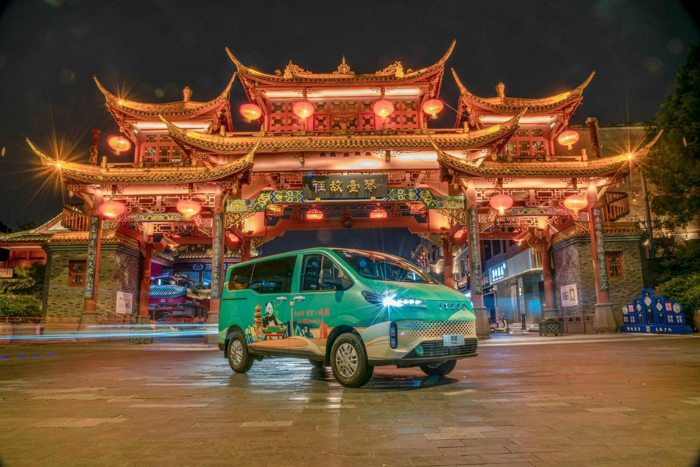 头号VAN+依维柯聚星成都上市3.png