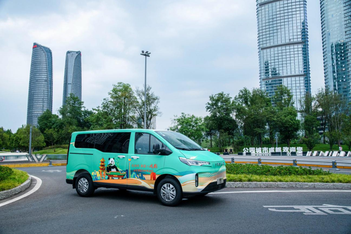 头号VAN+依维柯聚星成都上市7.png