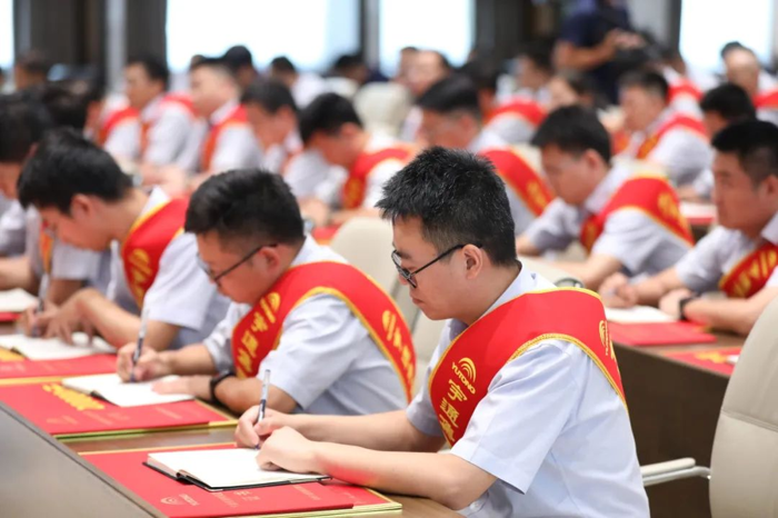 7月10日，“2021-2022年集团科学技术进步奖表彰大会”隆重召开，旨在奖励在宇通科学技术进步活动中做出突出贡献的个人和团队，促进技术创新、成果转化及产业化推广，实现技术领先、产品领先以及产品竞争力持续提升。