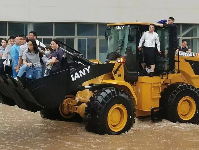 连日来，受强降雨影响，北京、河北多地洪涝地质灾害频发，严重威胁人民生命财产安全。汛情就是命令，防汛就是责任。各地三一人迅速出动，赶赴多个受灾现场展开抗洪抢险工作。