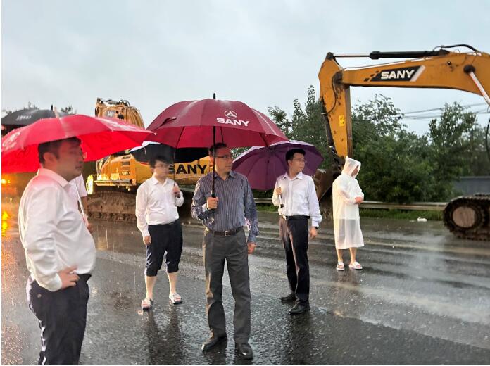连日来，受强降雨影响，北京、河北多地洪涝地质灾害频发，严重威胁人民生命财产安全。汛情就是命令，防汛就是责任。各地三一人迅速出动，赶赴多个受灾现场展开抗洪抢险工作。