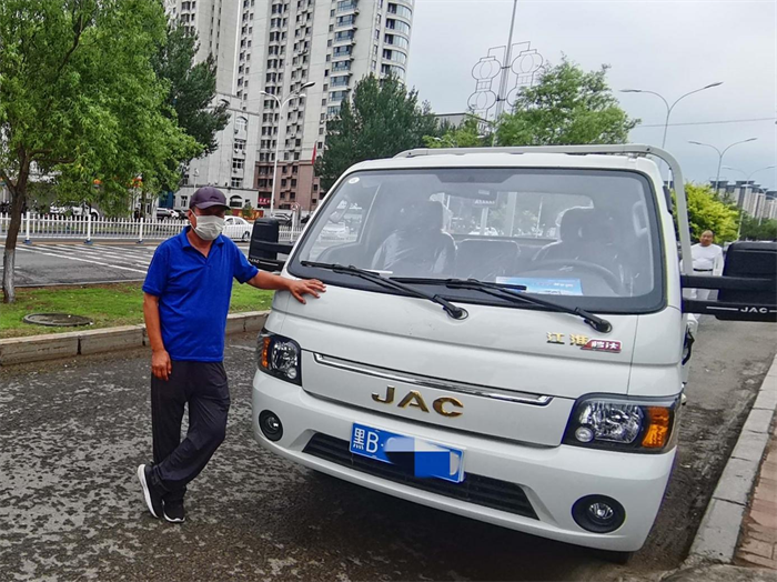 一说到绿通运输，我们通常想到的是什么？黄牌中卡长途运输水果蔬菜？或者轻卡城市间中短途送货？其实短途绿通运输场景下，江淮1卡恺达轿卡也很受欢迎。来自黑龙江省的秦老板就是恺达X6的用户，日常用恺达拉水果，平时主要跑市内，偶尔也会跑高速甚至出省去进货，闲暇时出去玩也开着它。所以，对于恺达这款车的市区和高速驾驶体验，秦老板比较有心得。