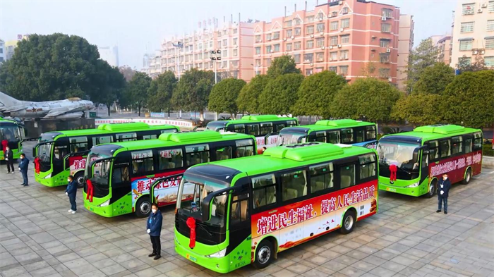 风劲帆满图新志，砥砺奋进正当时，互联网带来了运输模式的深刻变革，经济复苏带来了客车市场需求的全面井喷，作为客车行业的中坚力量，宇通客车用生产线的繁忙呼应了市场的炙热，用频频交付的车辆绘就了一幅幅美好出行图景，让我们一起回顾宇通客车2023上半年大单交付瞬间，见证荣耀时刻！