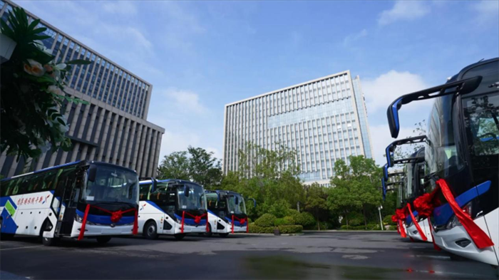 风劲帆满图新志，砥砺奋进正当时，互联网带来了运输模式的深刻变革，经济复苏带来了客车市场需求的全面井喷，作为客车行业的中坚力量，宇通客车用生产线的繁忙呼应了市场的炙热，用频频交付的车辆绘就了一幅幅美好出行图景，让我们一起回顾宇通客车2023上半年大单交付瞬间，见证荣耀时刻！