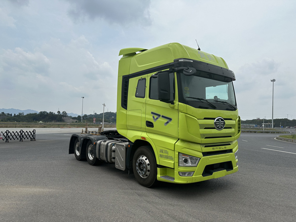 解放J7柴油牵引车.jpg