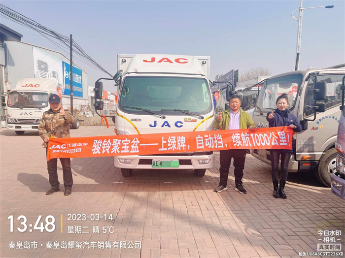 ​秦皇岛濒临渤海湾，盛产鱼类、蟹类等海产品，不过，在靠海吃海之余，美味的糕点也是很受欢迎的产品。姜女士在秦皇岛当地经营了一家糕点公司，从零几年成立到现在，十多年的运营中，他们结合当地饮食特色，不断创新，推出了很多符合大众口味的产品，获得了市场的认可，也赢得了良好的口碑。今年3月份，姜女士购买了一台江淮1卡骏铃聚宝盆负责糕点运输，公司运营迎来了新的阶段。