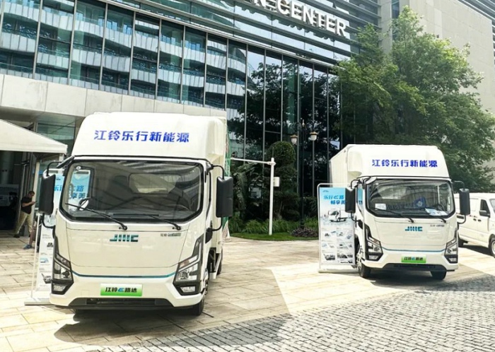【第一商用车网 原创】2023年，新能源汽车购置补贴停止，上半年我国新能源轻卡市场受到很大的影响，一季度影响尤为明显，销量表现远不及预期；二季度，被提前透支的需求基本被消化，新能源轻卡市场也接连创造月销量新纪录：4月份2424辆，5月份2755辆，6月份3884辆……7月份，新能源轻卡销售4359辆，再次刷新了年内最高单月销量。