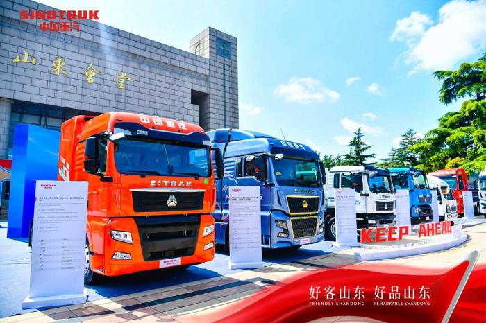 2023年8月28日，“好客山东 好品山东——中国重汽全球战略合作伙伴大会”于山东会堂隆重召开，来自55个国家和地区的近300名经销商、大客户齐聚一堂，共襄盛事。