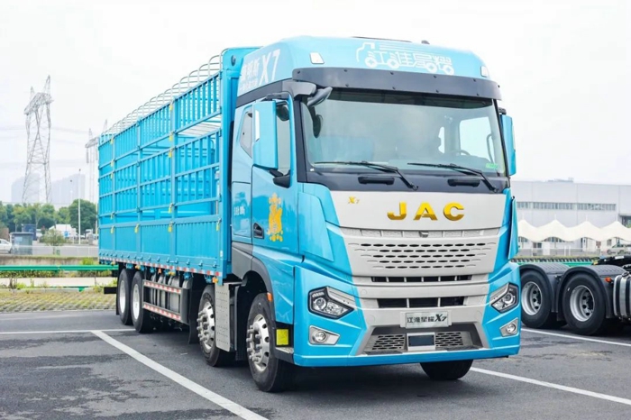 创富伙伴首选星耀X7 8×4载货车！3.jpg