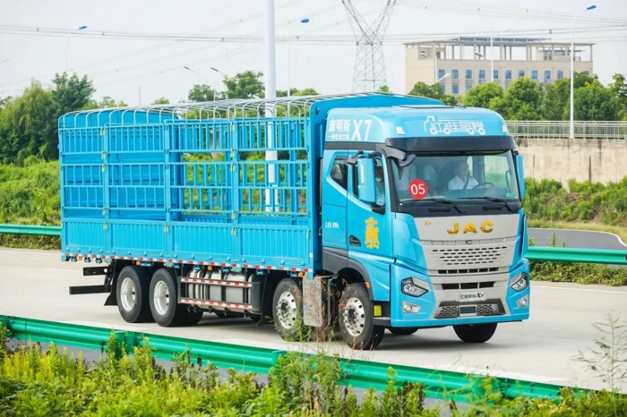创富伙伴首选星耀X7 8×4载货车！4.jpg