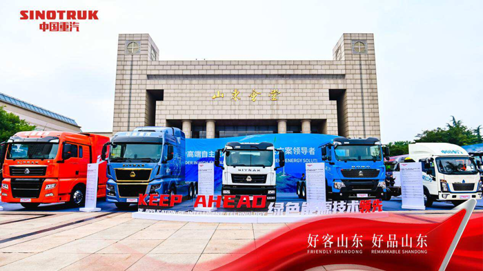 近日，8月重卡成绩单出炉，行业整体销量为7.12万辆，中国重汽以2.01万辆的销量及28.25%市占率再度夺冠，年度累计销量达16.99万辆，累计市占率27.36%，在各大商用车企业纷纷抢抓行业回暖契机的千帆竞渡中，中国重汽以强劲实力始终勇立潮头。