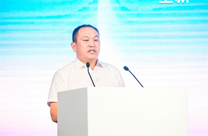 9月25日，主题为舒省更自由 跃然新境界的全新一代欧航自动挡中卡3.0发布暨AR pro270/300新品全国上市仪式在苏州举行。从精准定义中卡领域，到如今开启中国自动挡中卡的3.0时代，欧航始终在引领行业的道路上大步前行。随着全新一代欧航自动挡中卡3.0的正式发布，中卡行业正式进入了更舒适、更节油、更智能的新时代，用户也迎来了更高端的全新运输装备。从1.0到3.0，快速进化的欧航自动挡中卡不仅持续引领着高端中卡行业发展，也为我国道路运输领域迈向更高效、更智能、更安全的未来提供了装备基础。