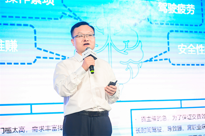 9月25日，主题为舒省更自由 跃然新境界的全新一代欧航自动挡中卡3.0发布暨AR pro270/300新品全国上市仪式在苏州举行。从精准定义中卡领域，到如今开启中国自动挡中卡的3.0时代，欧航始终在引领行业的道路上大步前行。随着全新一代欧航自动挡中卡3.0的正式发布，中卡行业正式进入了更舒适、更节油、更智能的新时代，用户也迎来了更高端的全新运输装备。从1.0到3.0，快速进化的欧航自动挡中卡不仅持续引领着高端中卡行业发展，也为我国道路运输领域迈向更高效、更智能、更安全的未来提供了装备基础。
