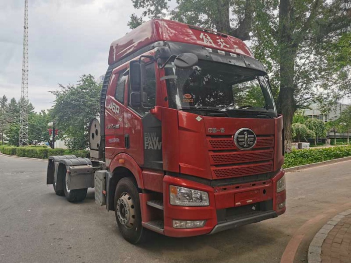 解放J6P LNG牵引车 搭载解放动力13L燃气发动机，峰值功率510马力.jpg