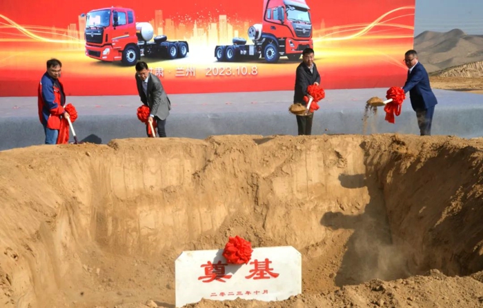 10月8日，在巴蜀物流集团兰州新区物流基地奠基仪式现场，东风商用车有限公司向巴蜀物流集团交付108辆东风天龙燃气子母车。