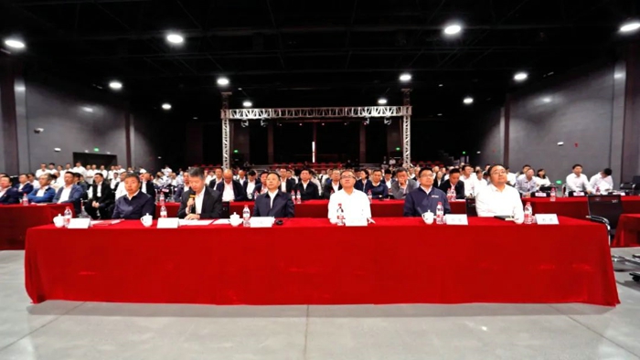 在距离全年收官不足一百天，全员锚定品牌向上，奋力打赢年度目标的关键时刻，近日，东风商用车有限公司举行形势目标教育暨“一切为了营销、一切为了打赢”百日攻坚劳动竞赛动员大会。