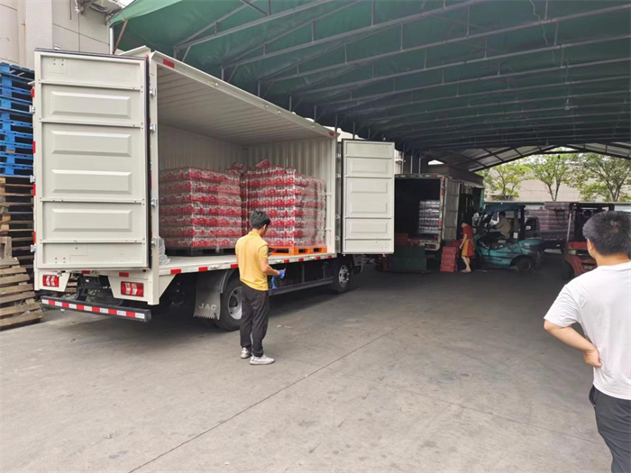 20多年的打拼中，他把饮料批发一点点做大，自建车队，自有运输车辆近10台，业务范围覆盖浙江嘉兴桐乡市各大景区，成为当地有名的饮料批发老大哥。他的成功之路中有哪些经验值得我们学习？让我们一起走进饮料批发达人俞老板的创业故事。