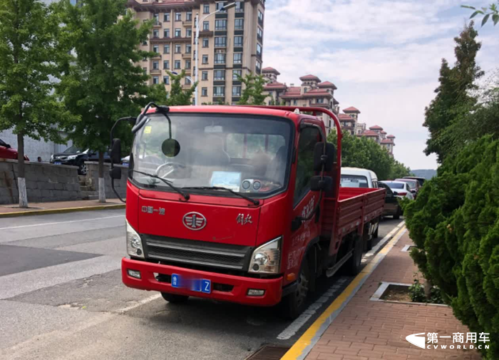 【第一商用车网 原创】“再次买车，我依然会选择一汽解放轻卡。在我看来，运输车辆就算一年出勤达到10万公里，但低油耗和可靠品质才是赢得用户长久信赖的关键。”