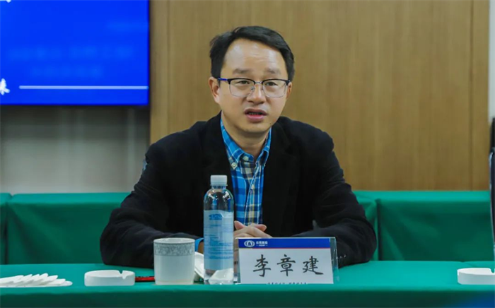近日，徐工集团副总经理，徐工汽车总经理、党委书记夏泳泳带队赴云南考察，与云建绿砼洽谈合作，云建绿砼党委副书记、董事长李章建热情接待。