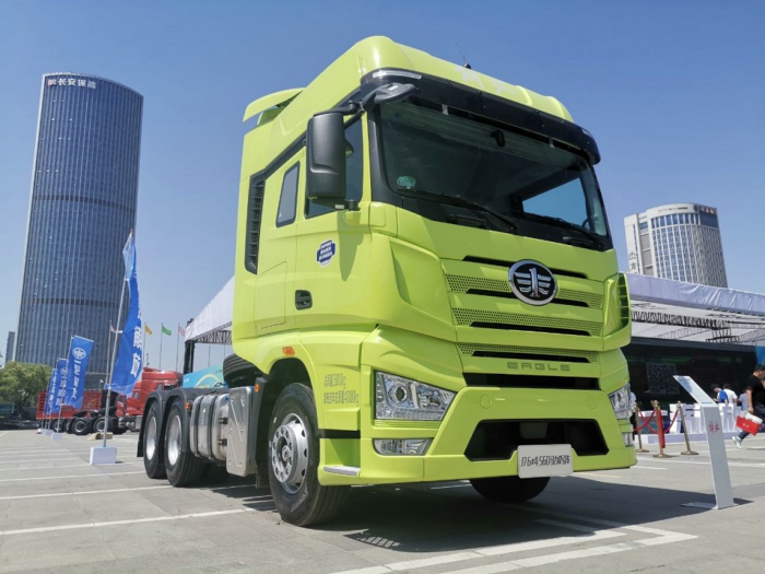解放J7 6x4 560马力牵引车.jpg