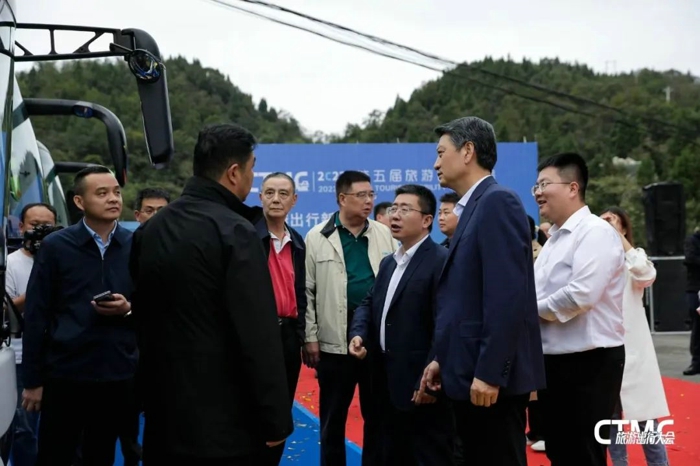10月27日，以“智慧出行，协同共赢”为主题的2023第五届旅游出行大会在湖北宜昌正式开幕。大会期间，中通旅团客车新品H11正式上市发布，为行业转型升级带来新的解决方案。
