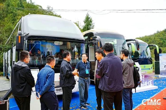 10月27日，以“智慧出行，协同共赢”为主题的2023第五届旅游出行大会在湖北宜昌正式开幕。大会期间，中通旅团客车新品H11正式上市发布，为行业转型升级带来新的解决方案。
