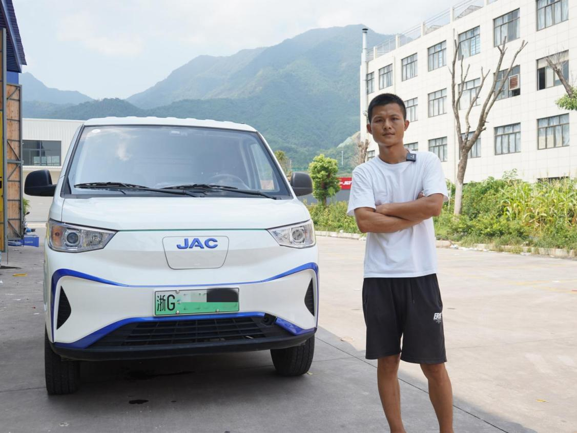 社区团购行业经营灵活、前景巨大，吸引了越来越多年轻创业者加入，这其中就包括来自浙江金华的小陈师傅。大学毕业后，他便选择回乡创业，做社区团购，在江淮1卡旗下江淮1van蓝猫新能源封闭式物流车的帮助下，他的事业可以说是越做越好。