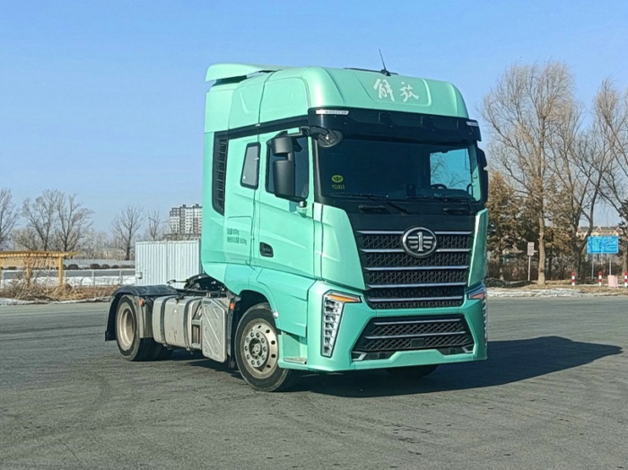 解放J7新外观柴油牵引车.jpg