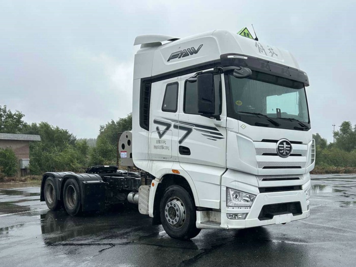 解放J7危险品运输牵引车 搭载解放动力13L燃气发动机，最大530马力.jpg