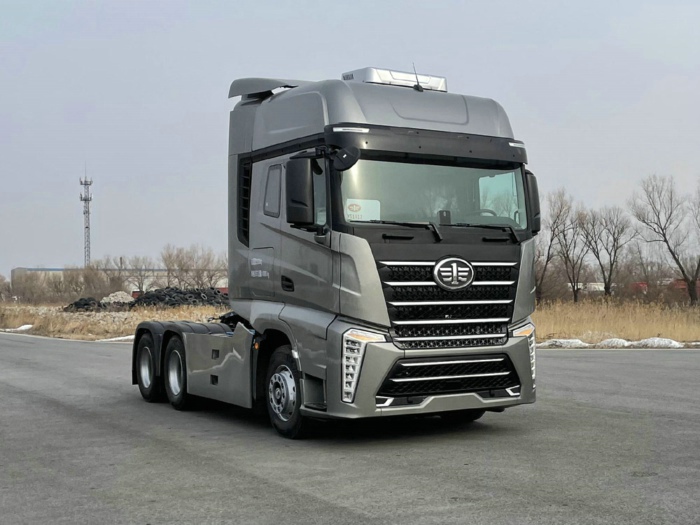 解放J7新外观柴油牵引车，最大700马力.jpg