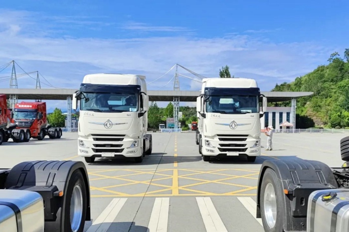 东风天龙GX牵引车.jpg