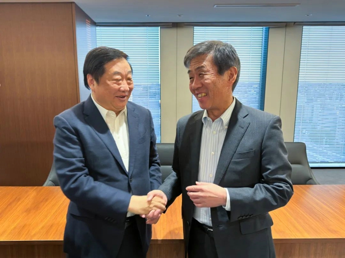 谭旭光与日本五十铃社长片山正则座谈交流.jpg