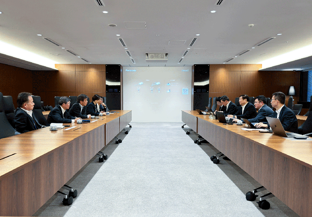 谭旭光与日本五十铃社长片山正则座谈交流2.gif