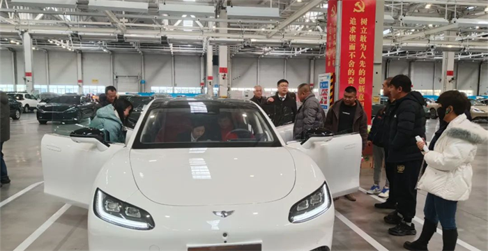 重卡行业中一直有个疑问，大运重卡在行业领先的秘诀在哪里？为了探究这个疑问，同时让客户对大运公司有更深入的了解，大运重卡经销商张家口广达源携合作二网及终端客户一行30余人来到大运工厂，近距离感受大运工厂先进的制造工艺和成熟的管理体系。