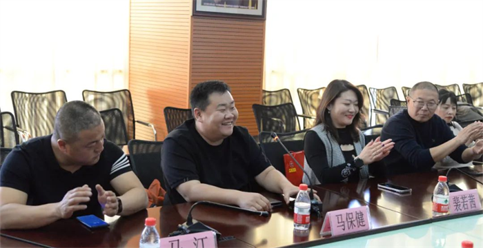 重卡行业中一直有个疑问，大运重卡在行业领先的秘诀在哪里？为了探究这个疑问，同时让客户对大运公司有更深入的了解，大运重卡经销商张家口广达源携合作二网及终端客户一行30余人来到大运工厂，近距离感受大运工厂先进的制造工艺和成熟的管理体系。