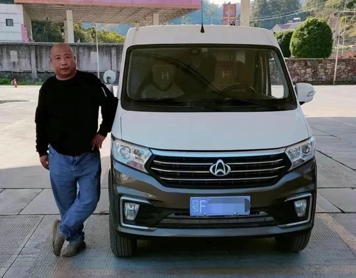 长安跨越星V7CNG助力龚师傅迈向新生活.jpg