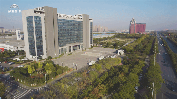 日前，首批宇通纯电无人驾驶矿卡正式发运泰国，交付泰国最大的水泥企业，正式拉开了宇通纯电无人驾驶矿卡阔步走向海外的序幕。这批车辆将为海外绿色智慧矿山建设注入强劲势能，也再次为中国制造走向世界写下生动的注脚。