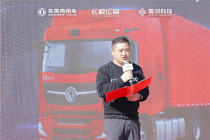 近日，东风商用车携手嬴彻科技定制开发的智能驾驶重卡在扬州完成首批交付。
