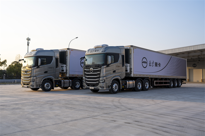 【第一商用车网 原创】在11月29日举行的2023（第八届）“谁是第一”商用车年度评选总决赛暨颁奖典礼上，北京重卡复兴车型与不少老牌车企的同类产品切磋竞技，并成功摘得“2023年度第一数智重卡”大奖。