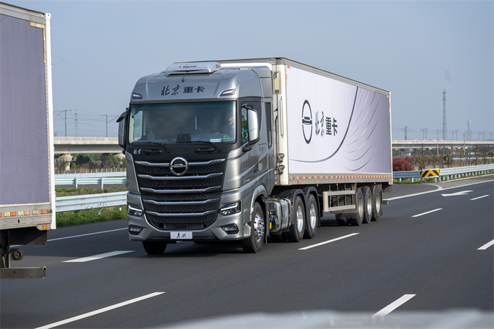 【第一商用车网 原创】在11月29日举行的2023（第八届）“谁是第一”商用车年度评选总决赛暨颁奖典礼上，北京重卡复兴车型与不少老牌车企的同类产品切磋竞技，并成功摘得“2023年度第一数智重卡”大奖。