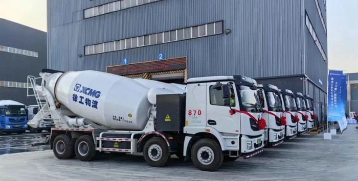 近日，中建西部建设北方有限公司“百台电车”工程切换仪式在古都西安举行，百台徐工“绿电先锋”纯电动搅拌车将投入西北市场，助力当地混凝土产业绿色发展。西安市政府相关部门负责人，中建西部建设北方公司、徐州徐工物流有限公司代表以及合作伙伴等共计60余人出席活动。