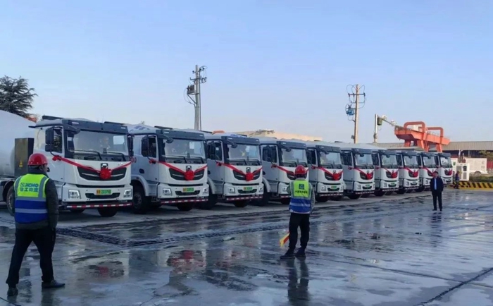 近日，中建西部建设北方有限公司“百台电车”工程切换仪式在古都西安举行，百台徐工“绿电先锋”纯电动搅拌车将投入西北市场，助力当地混凝土产业绿色发展。西安市政府相关部门负责人，中建西部建设北方公司、徐州徐工物流有限公司代表以及合作伙伴等共计60余人出席活动。