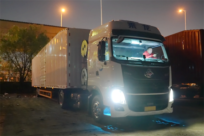 相信乘龙H7 LNG 4X2牵引车凭借其卓越的动力与续航能力以及节气、高效的特性，必将成为干线快递行业的不二之选，帮助更多卡友以及企业成为行业内的佼佼者。