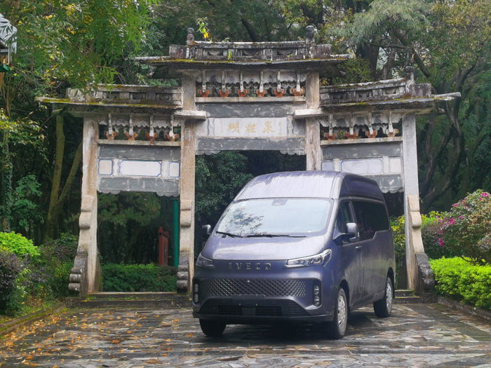 12月1日，中国汽车报主办的“车轮上的中国——行天下 书担当”活动在北京隆重举行。在国内商用车市场深耕多年的南京依维柯，始终坚持以用户为中心，凭借着行业领先的智能智造技术和务实可靠的产品与服务，成功荣获“大国力量”企业品牌称号，旗下新品全新得意摘得“高效物流利器”奖，聚星更是一举拿下“城市出行先锋”、“商务接待先锋”两项大奖，四喜临门，实至名归。
