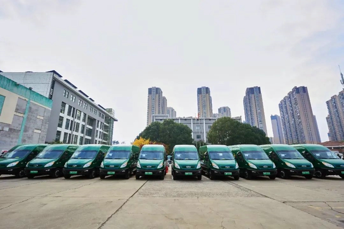 近日，江淮星锐再次中标中国烟草，喜获100辆新能源订单。据悉，此次中标车辆将交付给江苏邮政，由江苏邮政、江苏中腾新能源公司负责运营管理使用，这不仅为江苏邮政的烟草运输服务注入了新的动力和活力，同时也印证了江淮星锐在新能源VAN市场中的良好口碑！