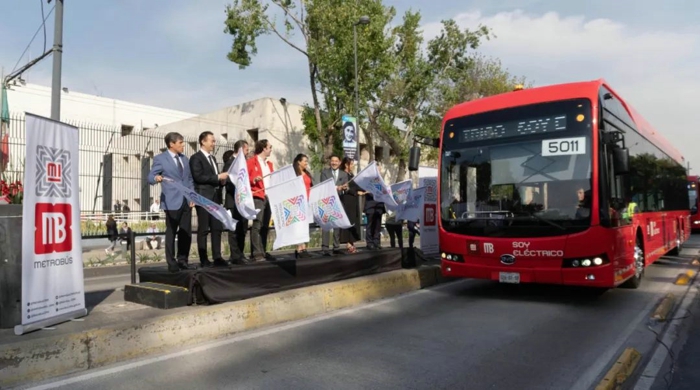 近日，比亚迪墨西哥分公司向墨西哥城交通政府部门交付了首批20台电动大巴并投入运营。