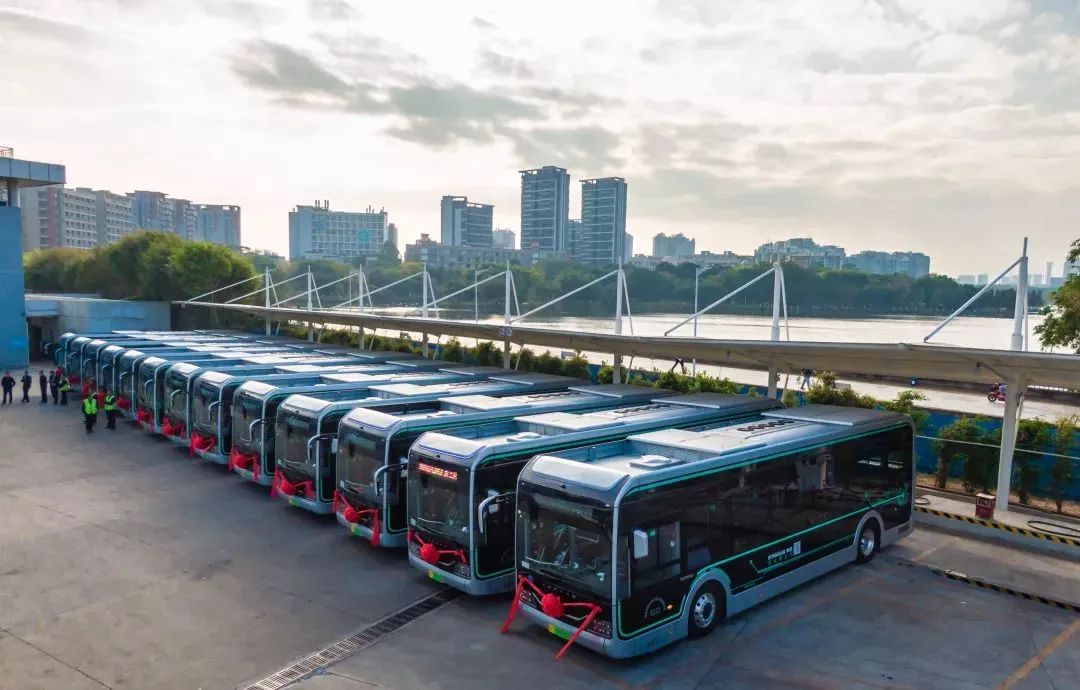 【第一商用车网 原创】2024年1月6日，宇通客车股份有限公司发布2023年12月份产销数据快报。快报显示，2023年12月，宇通销售各类客车4709辆，其中，大型客车销售2,475辆，同比增长10.79%，中型客车销售1534辆，轻型客车销700辆。